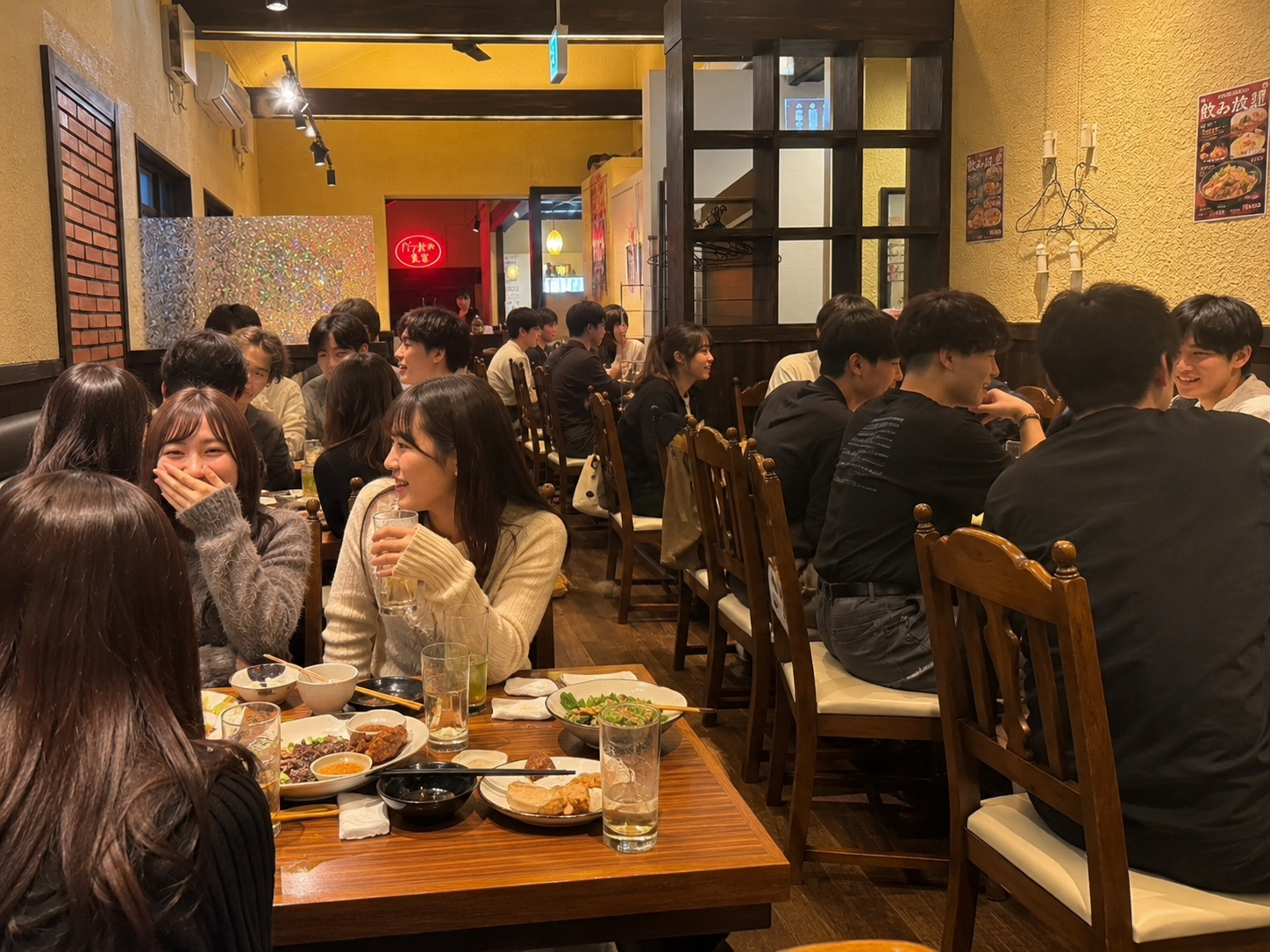 多くのお客様で賑わう飲食店